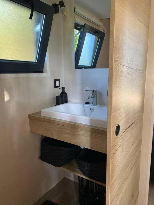 Tiny House Sur Terrain Boise A 10 Mn De La Mer Férel المظهر الخارجي الصورة